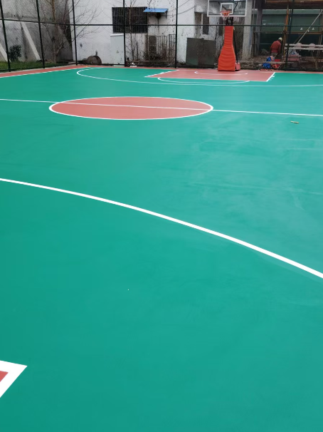 头屯河 球场长期使用易出现地面开裂